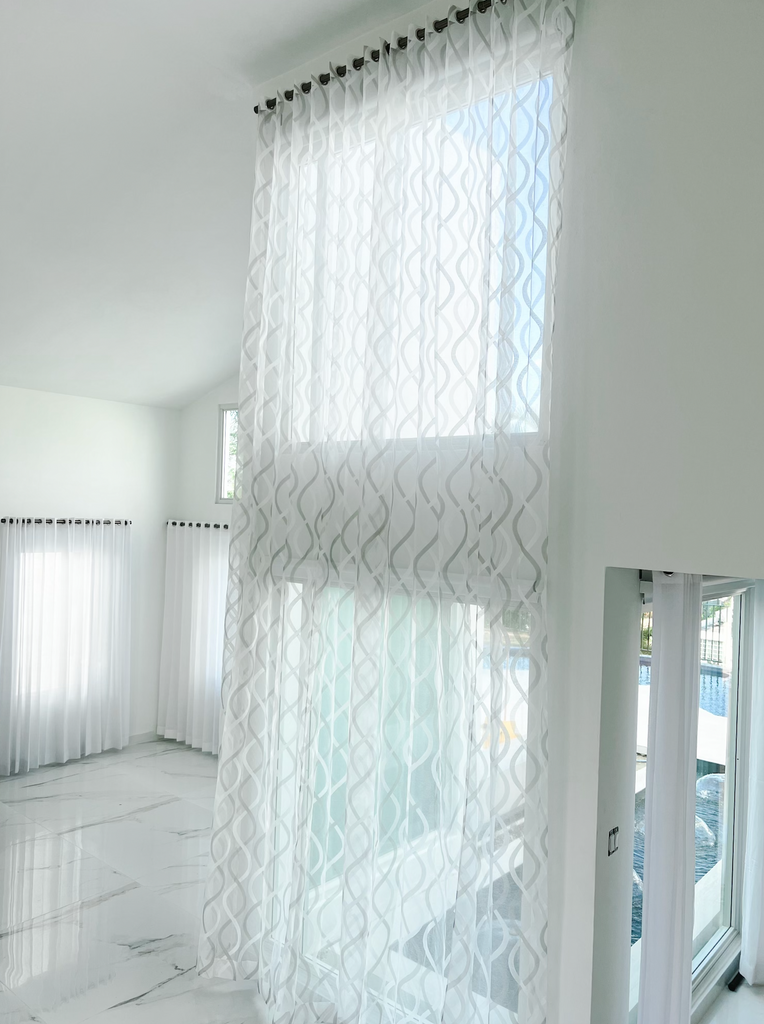 La elección de telas y diseños para las cortinas de interior